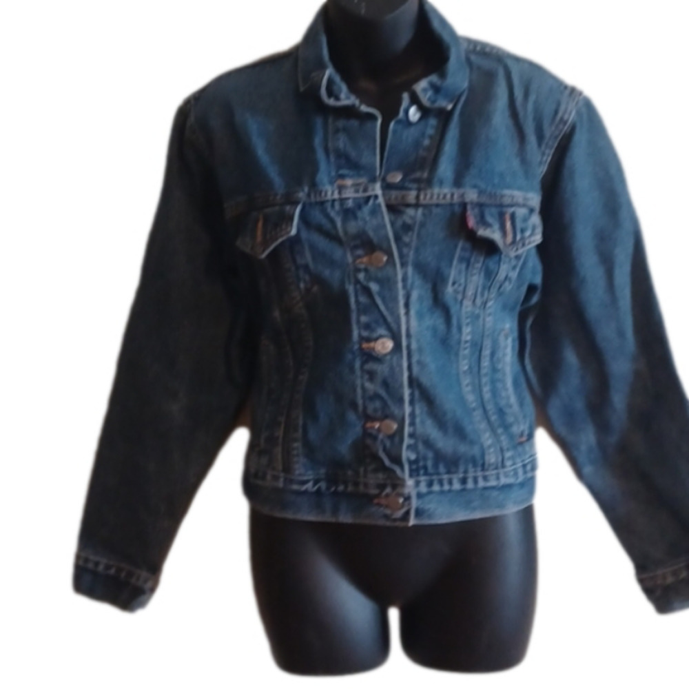 Retro/ Vintage ladies size medium thicker denim jacket. Great used condition!